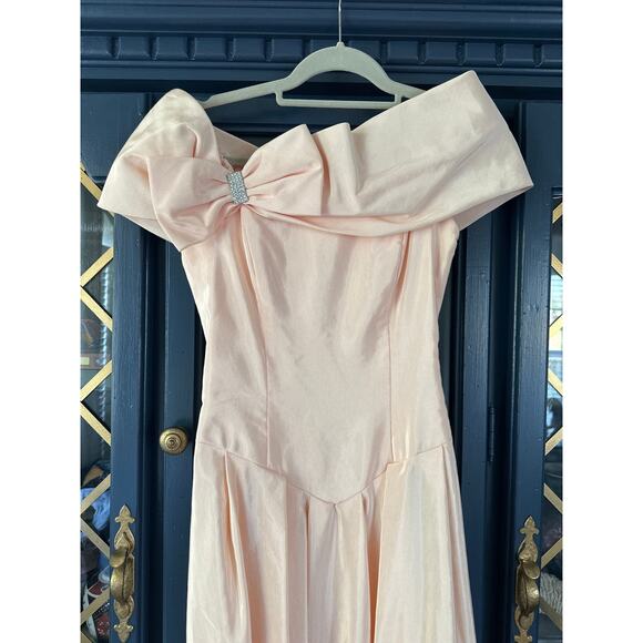 Vintage 1950s Peach Taffeta Off-Shoulder Drop-Waist Gown Rhinestone Bow Size 6 - Picture 3 of 14